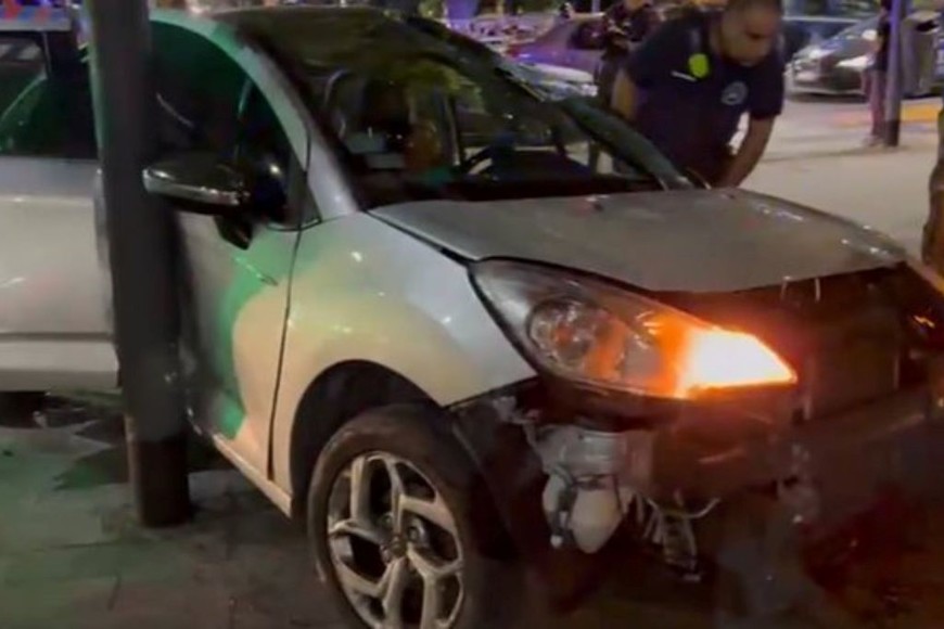El impacto entre la camioneta y el Citroën C3 dejó al vehículo prácticamente incrustado contra un árbol.