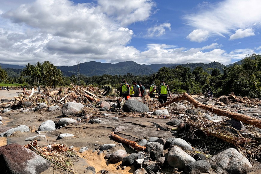 Rescuers carry a body bag of a victim recovered from an area hit by deadly flash floods following heavy rains in Batang Anai, Padang Pariaman regency, West Sumatra, Indonesia, November 29, 2025. REUTERS/Stringer