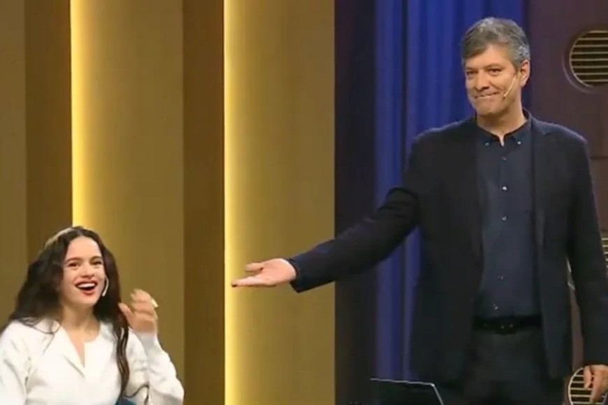 Rosalía durante la entrevista con Mario Pergolini.