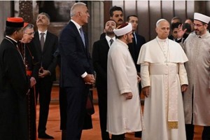 El papa León XIV recorrió en silencio la histórica Mezquita Azul de Estambul.