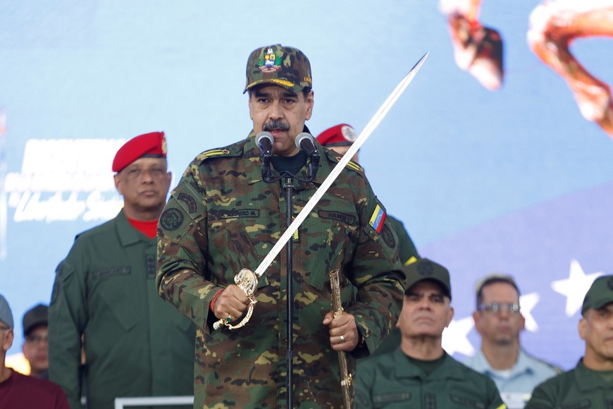 (251126) -- CARACAS, 26 noviembre, 2025 (Xinhua) -- Imagen del 25 de noviembre de 2025 del presidente venezolano, Nicolás Maduro (frente), hablando durante la Gran Marcha de las Banderas y de la Espada Bicentenaria, en el Paseo Los Próceres, en Caracas, Venezuela. Maduro llamó el martes al pueblo venezolano a responder con firmeza ante lo que calificó como un momento "decisivo" marcado por el incremento de las amenazas militares de Estados Unidos y su inusual despliegue bélico en aguas de El Caribe, cercanas al país. (Xinhua/Str) (ms) (ah) (ra) (ce)