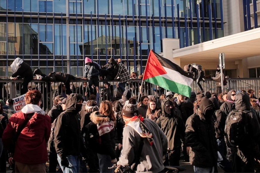 El momento en el que los manifestantes ingresan a La Stampa.