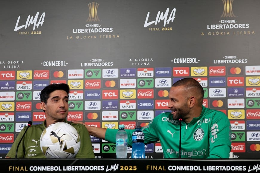 Soccer Football - Copa Libertadores - Palmeiras Press Conference - Estadio Monumental, Lima, Peru - November 28, 2025
Palmeiras coach Abel Ferreira with Weverton during the press conference REUTERS/Sebastian Castaneda