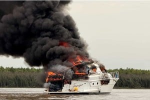Una densa columna de humo negro se elevó tras el incendio del yate en el río Paraná.