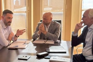 Funcionarios provinciales anuncian las nuevas medidas para el río Paraná.