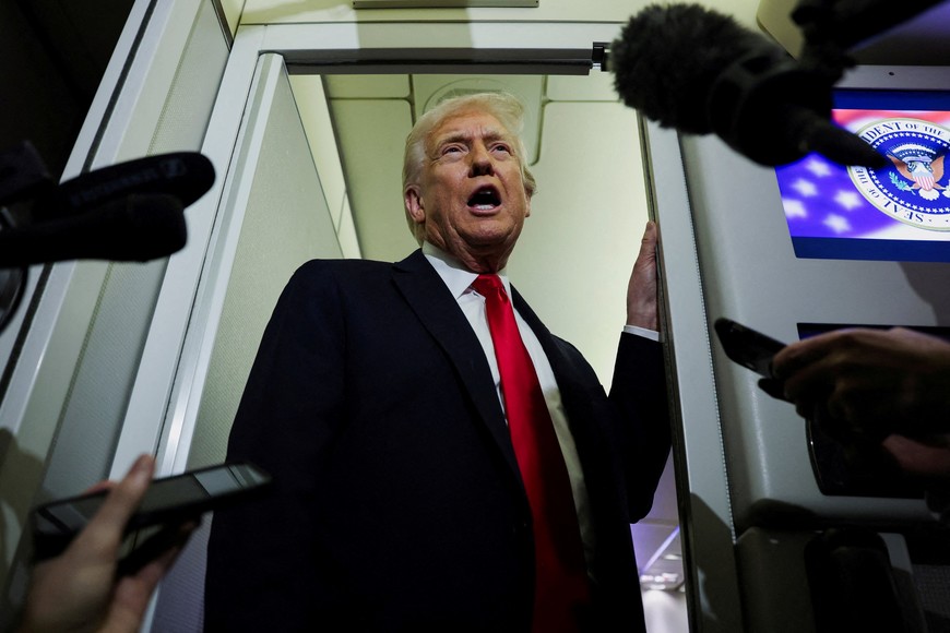 FILE PHOTO: U.S. President Donald Trump speaks to reporters aboard Air Force One during travel to Palm Beach, Florida, from Joint Base Andrews, Maryland, U.S., November 25, 2025. REUTERS/Anna Rose Layden/File Photo