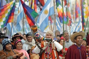 De acuerdo al censo del año 2022, en Argentina un total de 1.303.730 personas se reconocen indígenas o descendientes de pueblos originarios, comprobándose la existencia de casi sesenta etnias en el terriotiro nacional.