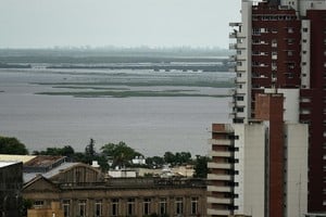 Cielo mayormente cubierto sobre la ciudad de Santa Fe durante la mañana del sábado.  Crédito: Archivo El Litoral.