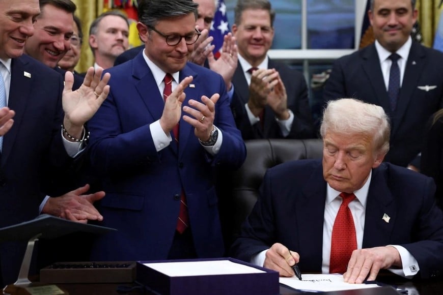 Trump al momento de la firma de la orden oficial de iniciar la Misión Génesis.