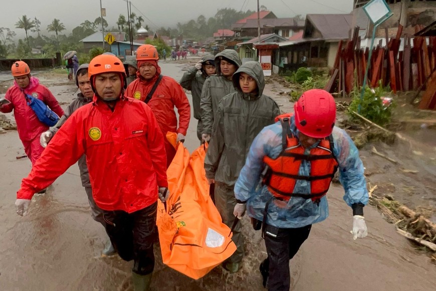 (251128) -- YAKARTA, 28 noviembre, 2025 (Xinhua) -- Imagen proveída por la Agencia Nacional de Búsqueda y Rescate (Basarnas) de Indonesia de rescatistas trasladando una bolsa para cadáveres tras las inundaciones y deslizamientos de tierra, en la regencia de Padang Pariaman, Sumatra Occidental, Indonesia, el 28 de noviembre de 2025. El número de víctimas mortales por las inundaciones y los deslizamientos de tierra que han azotado las provincias indonesias de Aceh, Sumatra Septentrional y Sumatra Occidental ascendió a 174, y 79 personas siguen desaparecidas y otras 12 resultaron heridas, informó el viernes la Agencia Nacional de Gestión de Desastres. (Xinhua/Basarnas) (jg) (da) (vf)