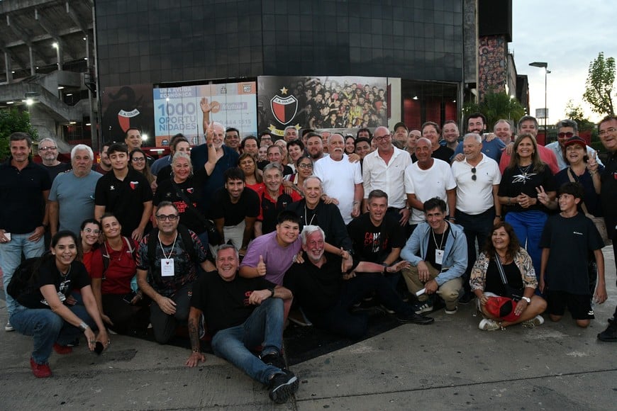 Casi la totalidad de la comisión directiva entrante, familiares, amigos y simpatizantes, con José Alonso, el presidente electo y José Vignatti.