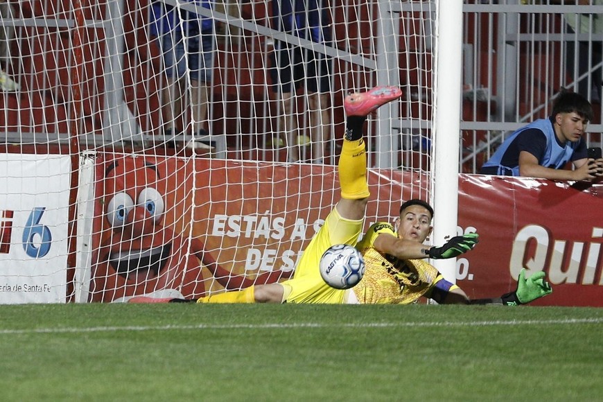 Lucas Meuli, un "experto" en atajar penales, que podría continuar su carrera en el fútbol árabe.