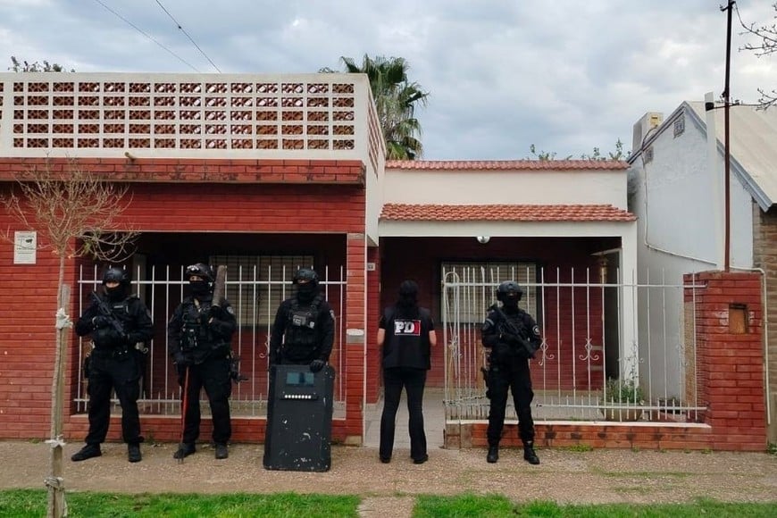 Personal policial durante el allanamiento al "Gigoló". Foto: Gentileza