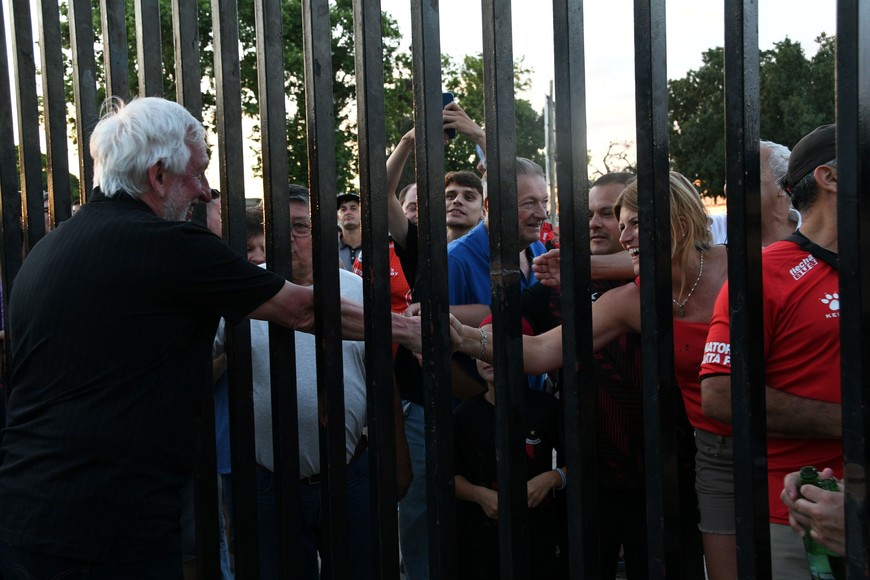 El momento en el que el presidente fue a saludar a la gente que estaba ubicada detrás de la reja del portón de entrada al club.