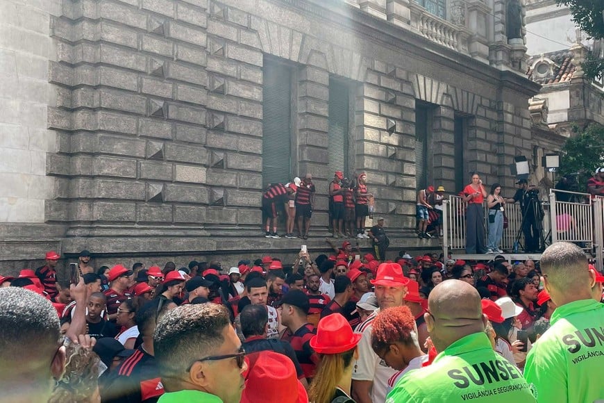 Algunos no durmieron, otros desde temprano esperando al plantel.