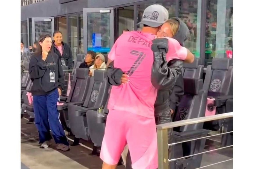 En el sector VIP estaba la cantante esperando al futbolista.
