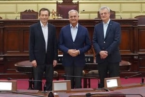 Beliz junto a Farías y el rector De Palma, en la recinto de Diputados de Santa Fe.