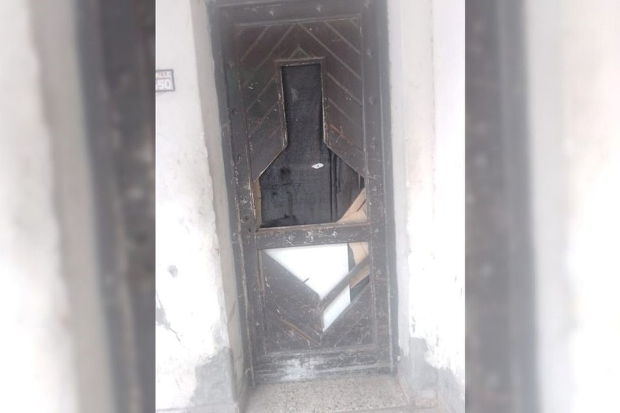 La  puerta que rompió el violento individuo. Foto: Gentileza