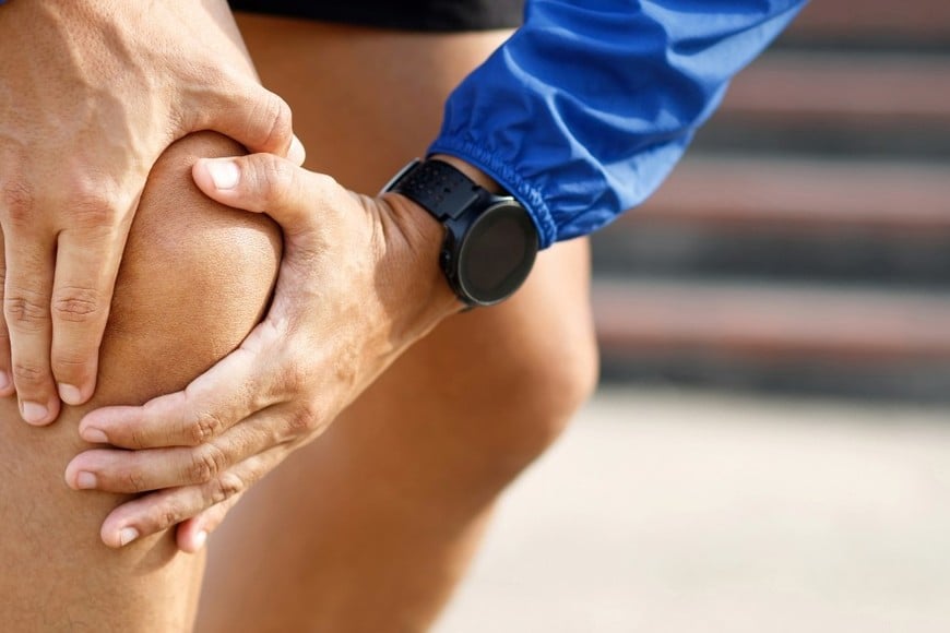 La prevención no apunta únicamente a “cuidar la rodilla”, sino a fortalecer toda la cadena muscular que la sostiene