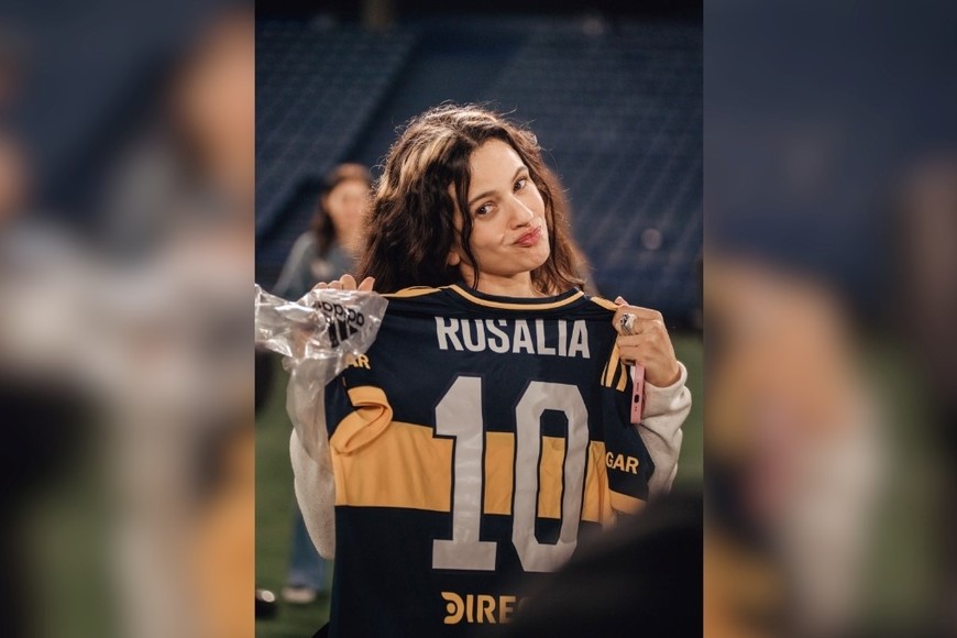 Con la camiseta de Boca y el número 10, Rosalía sorprendió a sus fans en la Bombonera.