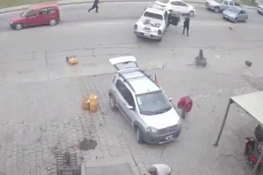 A pesar de que la policía disparó, los delincuentes siguieron la fuga.