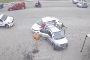 Un Fiat Cronos blanco robado embistió a dos hombres que cargaban garrafas