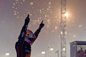 Max Verstappen, de Red Bull, celebra tras ganar el Gran Premio de Catar. Foto: REUTERS / Jakub Porzycki.