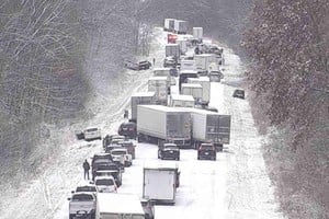 La nieve y el hielo provocaron múltiples accidentes en la I-70 de Colorado este domingo.