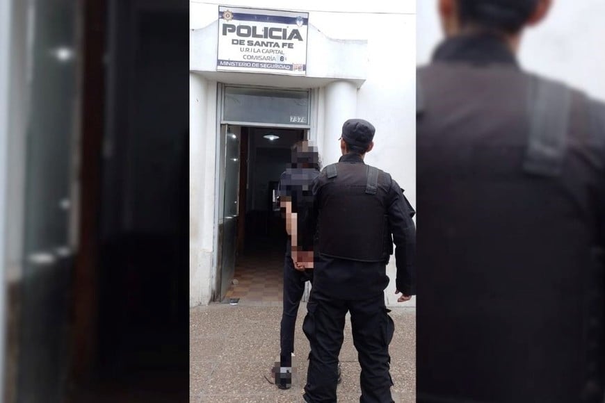 El traslado del violento sujeto a sede policial. Foto: Gentileza