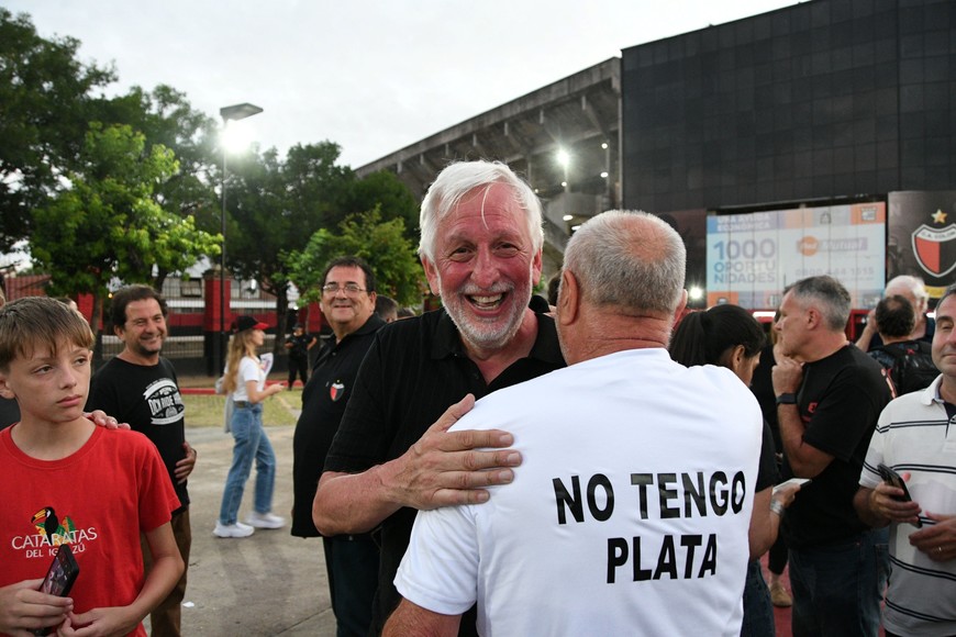 Una risueña foto: la del presidente Alonso con el tesorero Hugo Carnevale, que llevó la remera señalando que "no hay plata" y fue muy festejada por los presentes