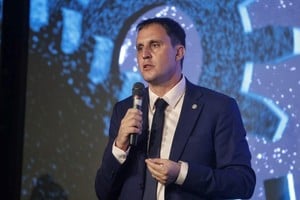 Cristian Fiereder, presidente de la UISF, encabezó el mensaje central destacando el espíritu innovador.