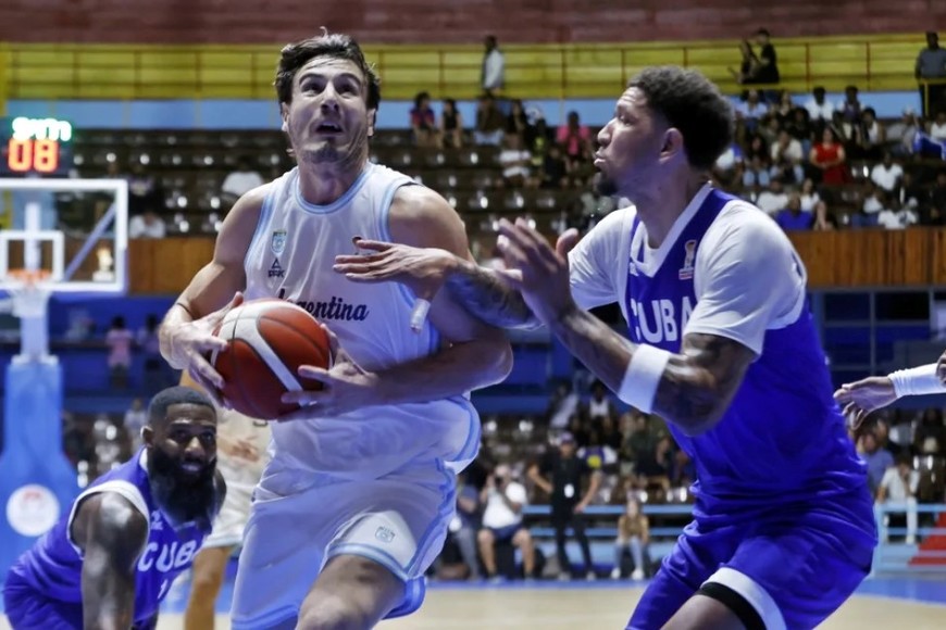 Pedro Bombino defendiéndo a Francisco Cáffaro. Crédito: FIBA