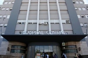 La víctima sufrió la amputación de cuatro dedos y un corte profundo en el rostro.