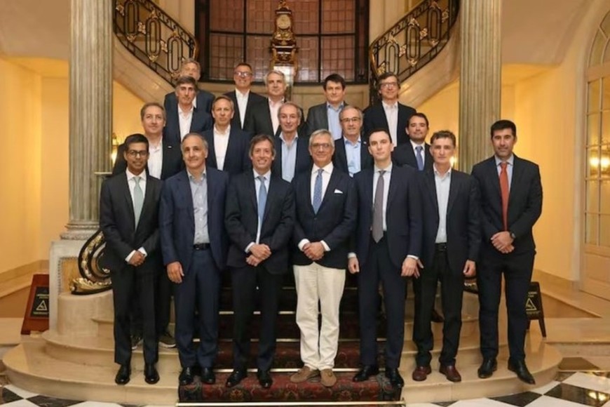 Ejecutivos de las empresas locales que firmaron el convenio y de SEFE