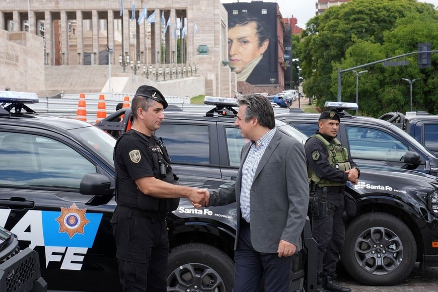 En una nueva etapa de fortalecimiento institucional, el Gobierno de Santa Fe entregó 72 camionetas para tareas policiales en Rosario y en toda la provincia.