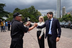 En una nueva etapa de fortalecimiento institucional, el Gobierno de Santa Fe entregó 72 camionetas para tareas policiales en Rosario y en toda la provincia.