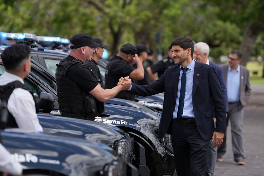 En una nueva etapa de fortalecimiento institucional, el Gobierno de Santa Fe entregó 72 camionetas para tareas policiales en Rosario y en toda la provincia.
