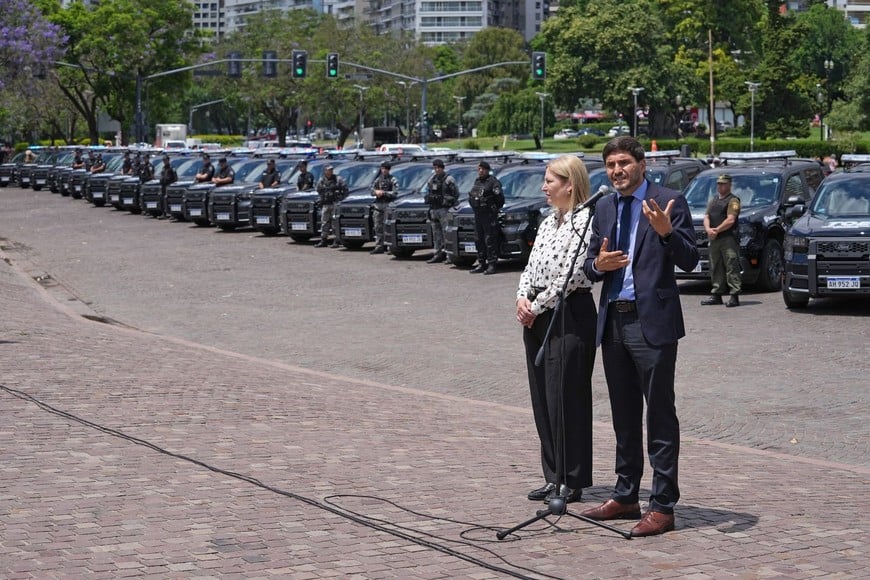En una nueva etapa de fortalecimiento institucional, el Gobierno de Santa Fe entregó 72 camionetas para tareas policiales en Rosario y en toda la provincia.
