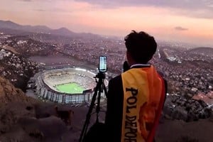 Pol Deportes, el joven relator que conquistó TikTok desde un cerro en Lima.