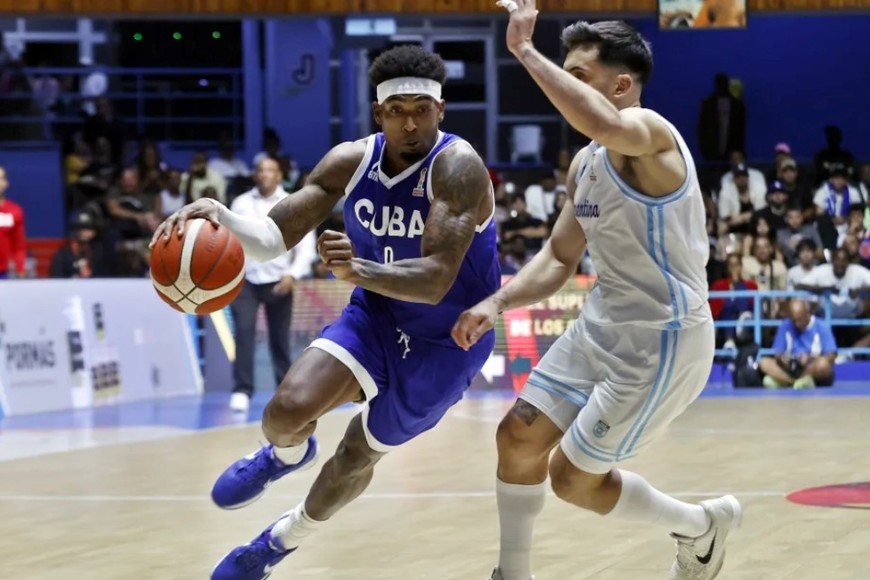 Karel Guzmán con la pelota. Crédito: FIBA