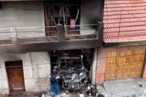 Un auto estacionado en el garaje de una casa explotó