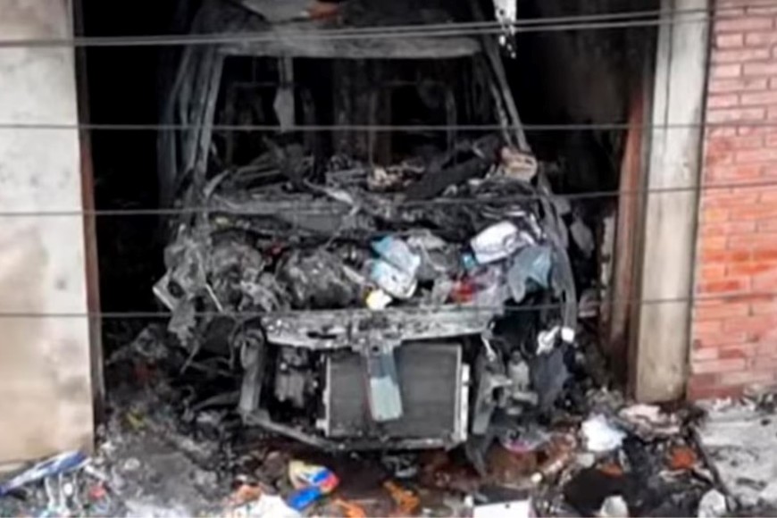 El incendio afectó gravemente el garaje y se extendió a los pisos de la vivienda.