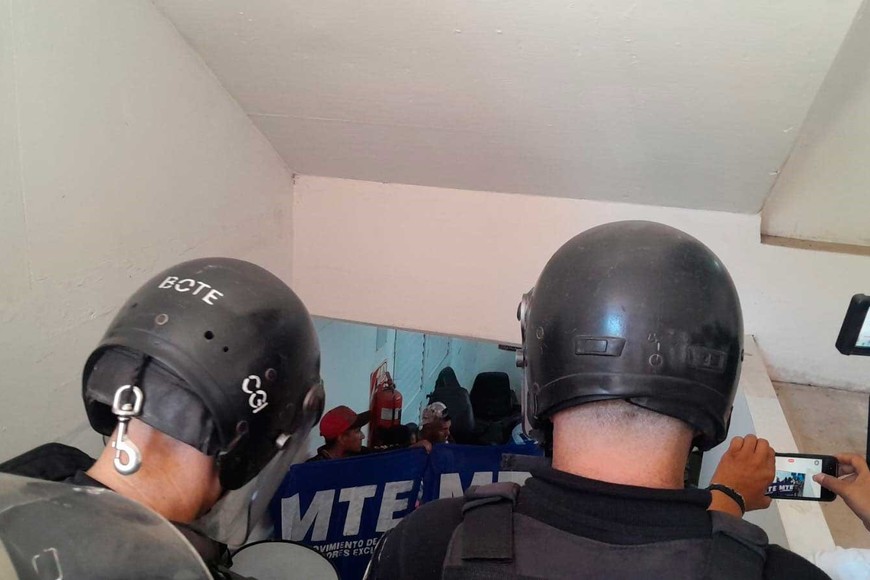 Los manifestantes irrumpieron a media mañana.