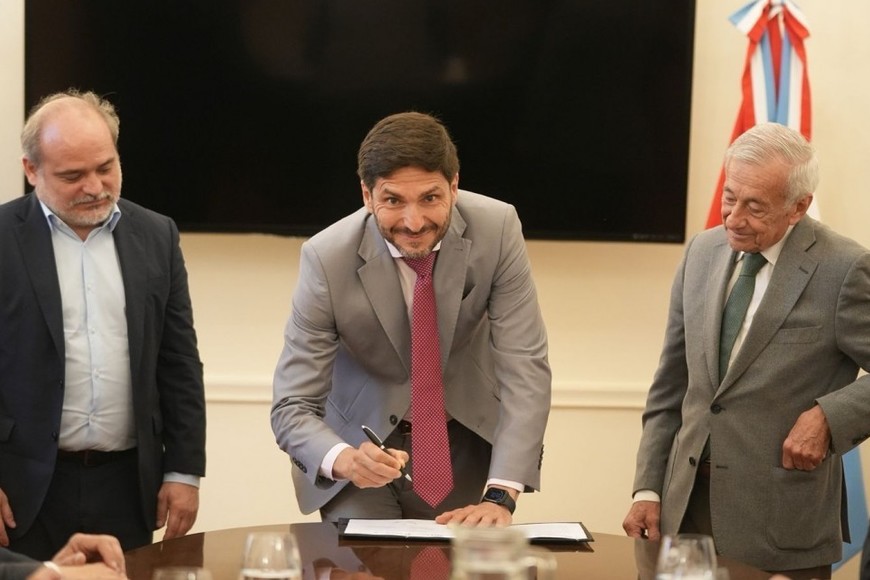 El gobernador Pullaro, el presidente de la Corte, Falistocco y el gerente de la SRT, Fernando Pérez.