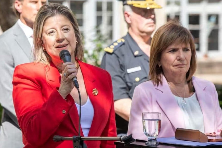 Bullrich junto a Monteoliva, su reemplazo en el cargo. Crédito: Ministerio de Seguridad de la Nación