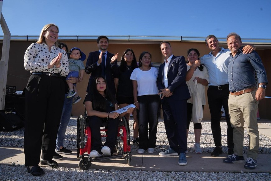 Pullaro entregó seis viviendas en Villa Eloísa tras más de 15 años sin adjudicaciones