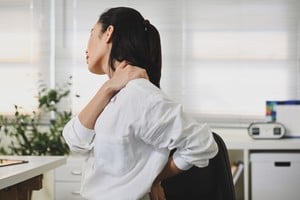 Esa tensión frecuente puede derivar en molestias como contracturas en cuello