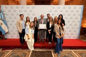 El intendente Poletti junto a la secretaria Alicia Barletta, e integrantes del equipo de Educación municipal en el Palacio Legislativo. Foto: Gentileza
