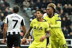 Cuti Romero celebra uno de sus goles ante Newcastle como visitante en la Premier. Foto: Reuters