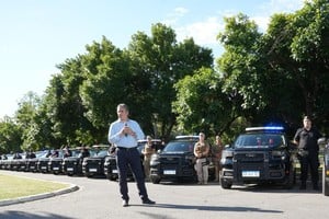 Pablo Cococcioni, ministro de Justicia y Seguridad junto a los nuevos móviles 4x4. Provincia de Santa Fe